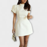 Aurora - Mini sukienka bez pleców z kokardą i krótkimi rękawami