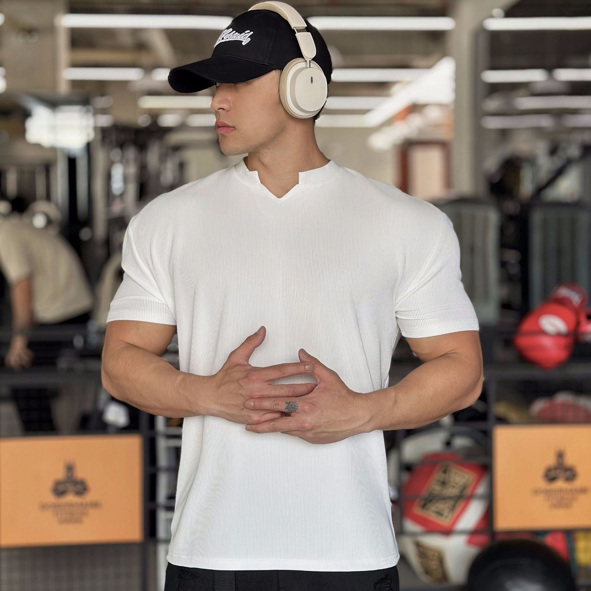 Męska casualowa koszulka z dekoltem w serek